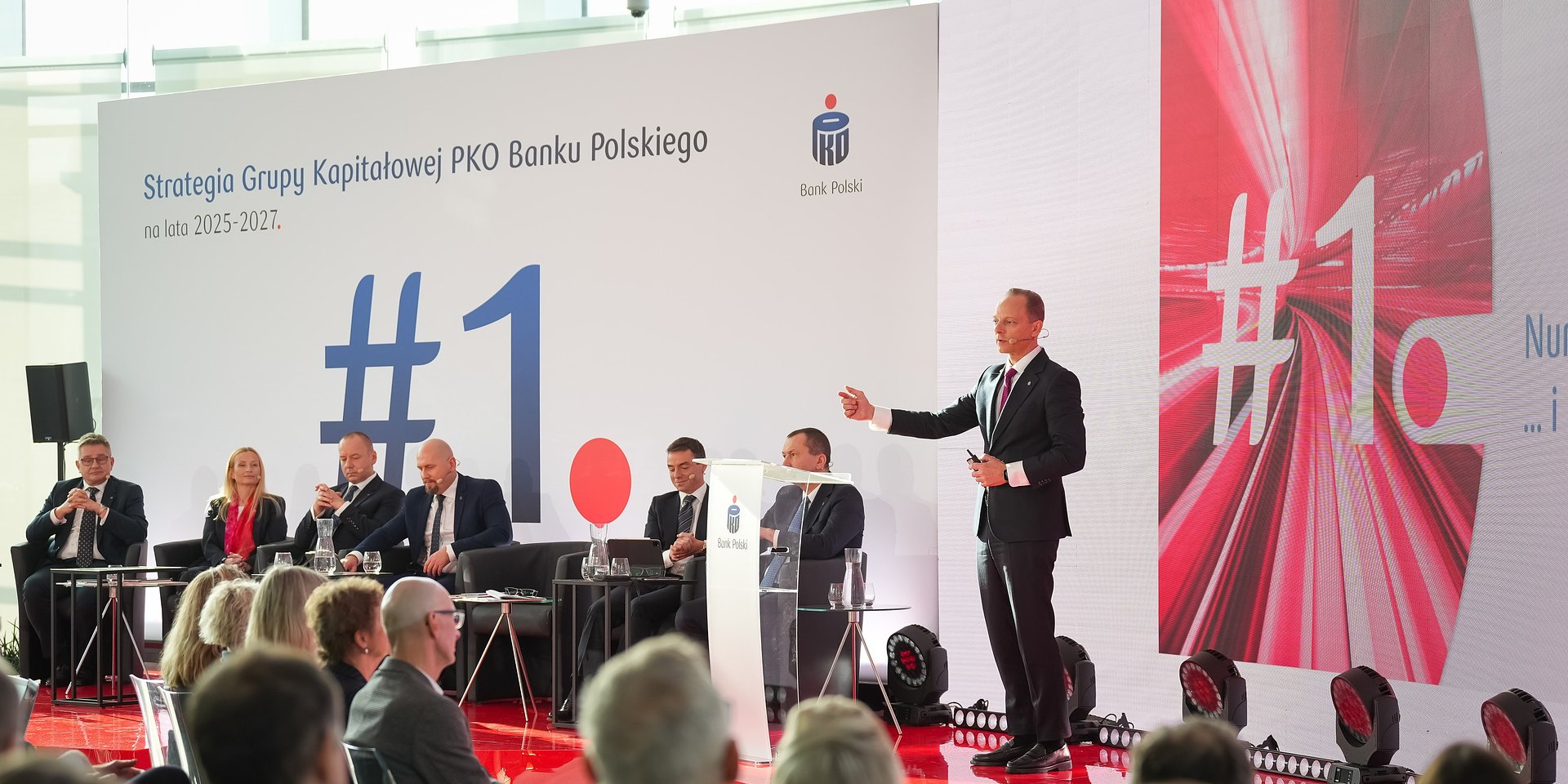 Grafika PKO Bank Polski przyspiesza. „Numer 1 i kropka” to hasło przewodnie nowej strategii Grupy Kapitałowej na lata 2025-2027. Jej celem jest umocnienie pozycji niekwestionowanego lidera bankowości.